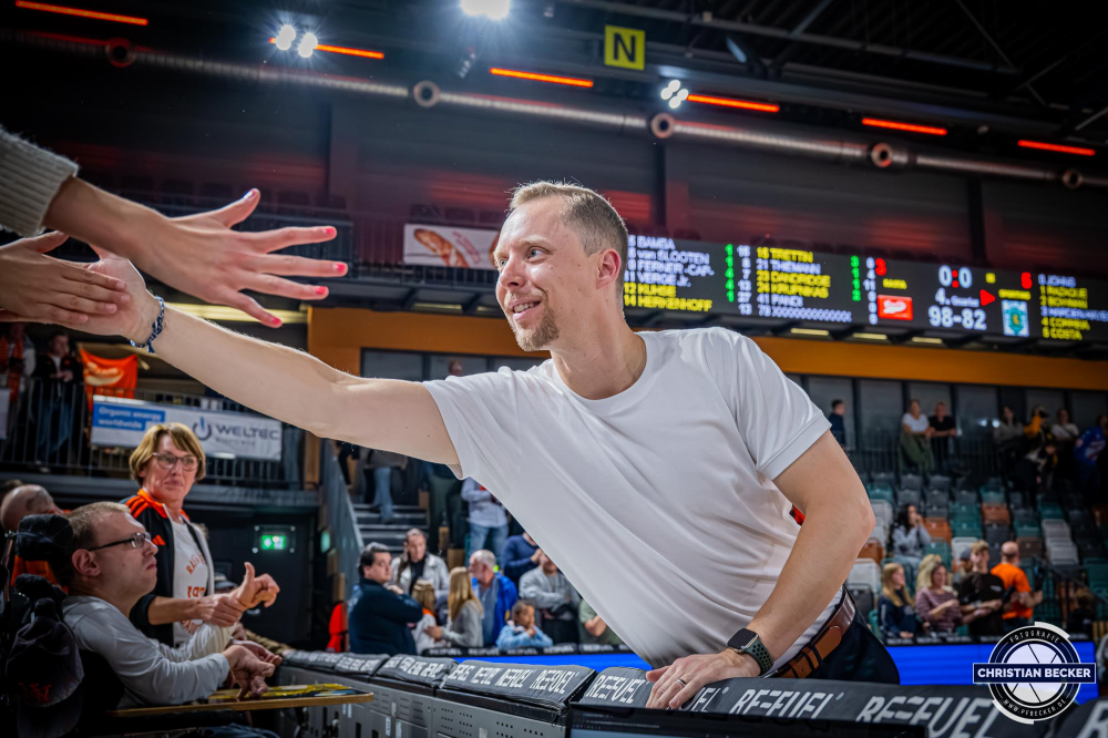 Basketball FIBA Europe Cup, Saison 2025/2026, Herren, Hauptrunde, Gruppenphase, 2. Spieltag, 22.10.2025, RASTA Vechta - Sporting CP Lissabon
Christian Held (Head-Coach - RASTA Vechta) nach der Partie
Schlüsselwörter: 2. Spieltag;22.10.2025;Basketball;CP;Cup;Europe;FEC;FIBA;Gruppenphase;Hauptrunde;International;Liga;Lisabon;RASTA;RASTA Dome;SCP;Saison 2025/2026;Sporting;Vechta