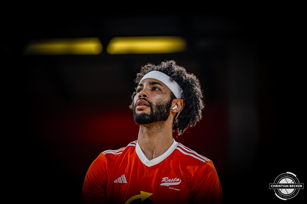 1. Basketball Bundesliga, easyCredit BBL, Saison 2025/2026, Herren, Hauptrunde, 5. Spieltag, 25.10.2025, RASTA Vechta - Telekom Baskets Bonn
Tevin Brown (#10 - RASTA Vechta) vor der Partie
Schlüsselwörter: 1. Bundesliga;25.10.2025;5. Spieltag;BBL;Basketball;Baskets;Bonn;Hauptrunde;Liga;RASTA;RASTA Dome;Saison 2025/2026;Telekom;Vechta;easycredit