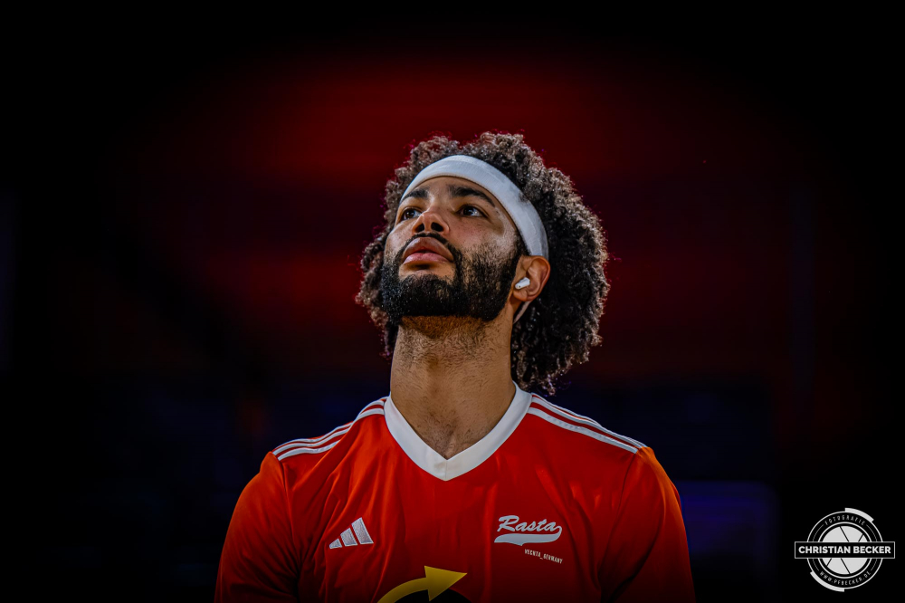 1. Basketball Bundesliga, easyCredit BBL, Saison 2025/2026, Herren, Hauptrunde, 5. Spieltag, 25.10.2025, RASTA Vechta - Telekom Baskets Bonn
Tevin Brown (#10 - RASTA Vechta) vor der Partie
Schlüsselwörter: 1. Bundesliga;25.10.2025;5. Spieltag;BBL;Basketball;Baskets;Bonn;Hauptrunde;Liga;RASTA;RASTA Dome;Saison 2025/2026;Telekom;Vechta;easycredit