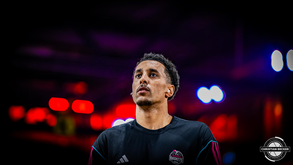 1. Basketball Bundesliga, easyCredit BBL, Saison 2025/2026, Herren, Hauptrunde, 5. Spieltag, 25.10.2025, RASTA Vechta - Telekom Baskets Bonn
Joel Aminu (#21 - Telekom Baskets Bonn) vor der Partie
Schlüsselwörter: 1. Bundesliga;25.10.2025;5. Spieltag;BBL;Basketball;Baskets;Bonn;Hauptrunde;Liga;RASTA;RASTA Dome;Saison 2025/2026;Telekom;Vechta;easycredit