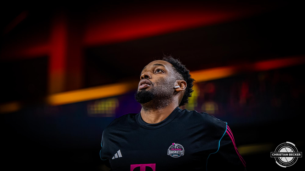1. Basketball Bundesliga, easyCredit BBL, Saison 2025/2026, Herren, Hauptrunde, 5. Spieltag, 25.10.2025, RASTA Vechta - Telekom Baskets Bonn
Jeff Garrett Jr. (#4 - Telekom Baskets Bonn) vor der Partie
Schlüsselwörter: 1. Bundesliga;25.10.2025;5. Spieltag;BBL;Basketball;Baskets;Bonn;Hauptrunde;Liga;RASTA;RASTA Dome;Saison 2025/2026;Telekom;Vechta;easycredit