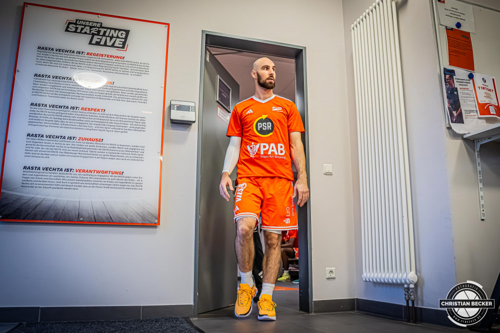 1. Basketball Bundesliga, easyCredit BBL, Saison 2025/2026, Herren, Hauptrunde, 5. Spieltag, 25.10.2025, RASTA Vechta - Telekom Baskets Bonn
Tommy Kuhse (#12 - RASTA Vechta) vor der Partie
Schlüsselwörter: 1. Bundesliga;25.10.2025;5. Spieltag;BBL;Basketball;Baskets;Bonn;Hauptrunde;Liga;RASTA;RASTA Dome;Saison 2025/2026;Telekom;Vechta;easycredit