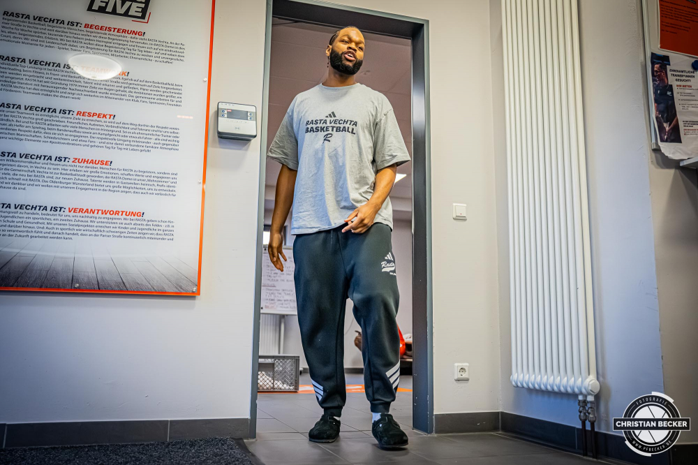 1. Basketball Bundesliga, easyCredit BBL, Saison 2025/2026, Herren, Hauptrunde, 5. Spieltag, 25.10.2025, RASTA Vechta - Telekom Baskets Bonn
Lloyd Pandi (#41 - RASTA Vechta) vor der Partie
Schlüsselwörter: 1. Bundesliga;25.10.2025;5. Spieltag;BBL;Basketball;Baskets;Bonn;Hauptrunde;Liga;RASTA;RASTA Dome;Saison 2025/2026;Telekom;Vechta;easycredit