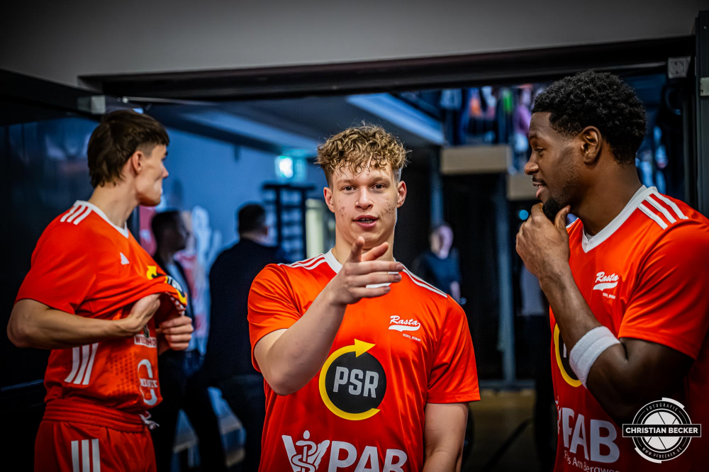 1. Basketball Bundesliga, easyCredit BBL, Saison 2025/2026, Herren, Hauptrunde, 5. Spieltag, 25.10.2025, RASTA Vechta - Telekom Baskets Bonn
Roy Krupnikas (#24 - RASTA Vechta) vor der Partie
Schlüsselwörter: 1. Bundesliga;25.10.2025;5. Spieltag;BBL;Basketball;Baskets;Bonn;Hauptrunde;Liga;RASTA;RASTA Dome;Saison 2025/2026;Telekom;Vechta;easycredit