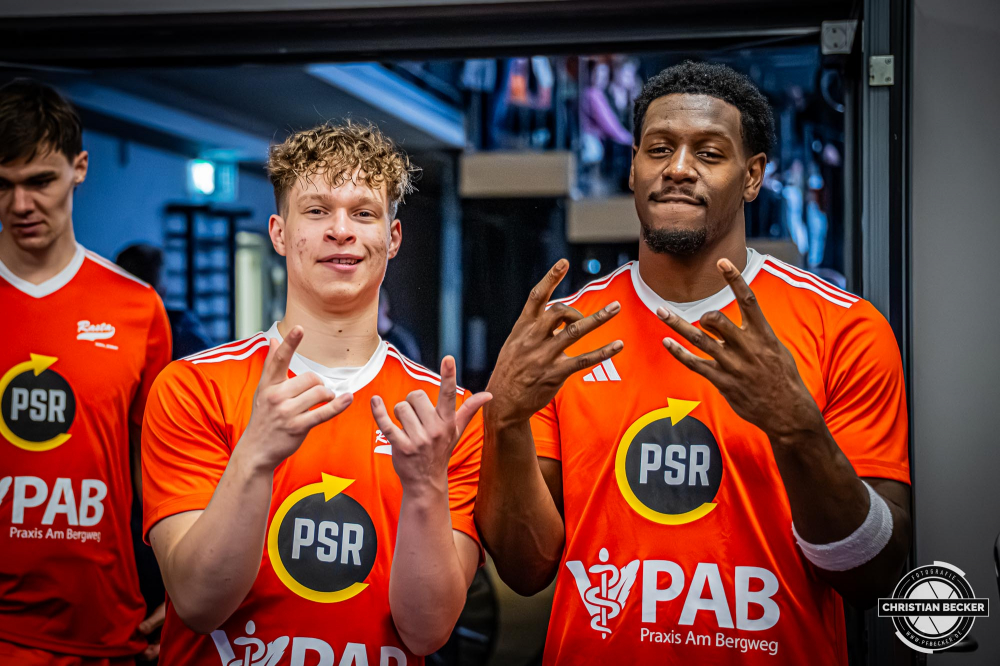 1. Basketball Bundesliga, easyCredit BBL, Saison 2025/2026, Herren, Hauptrunde, 5. Spieltag, 25.10.2025, RASTA Vechta - Telekom Baskets Bonn
Roy Krupnikas (#24 - RASTA Vechta) und TJ Bamba (#5 - RASTA Vechta) vor der Partie
Schlüsselwörter: 1. Bundesliga;25.10.2025;5. Spieltag;BBL;Basketball;Baskets;Bonn;Hauptrunde;Liga;RASTA;RASTA Dome;Saison 2025/2026;Telekom;Vechta;easycredit