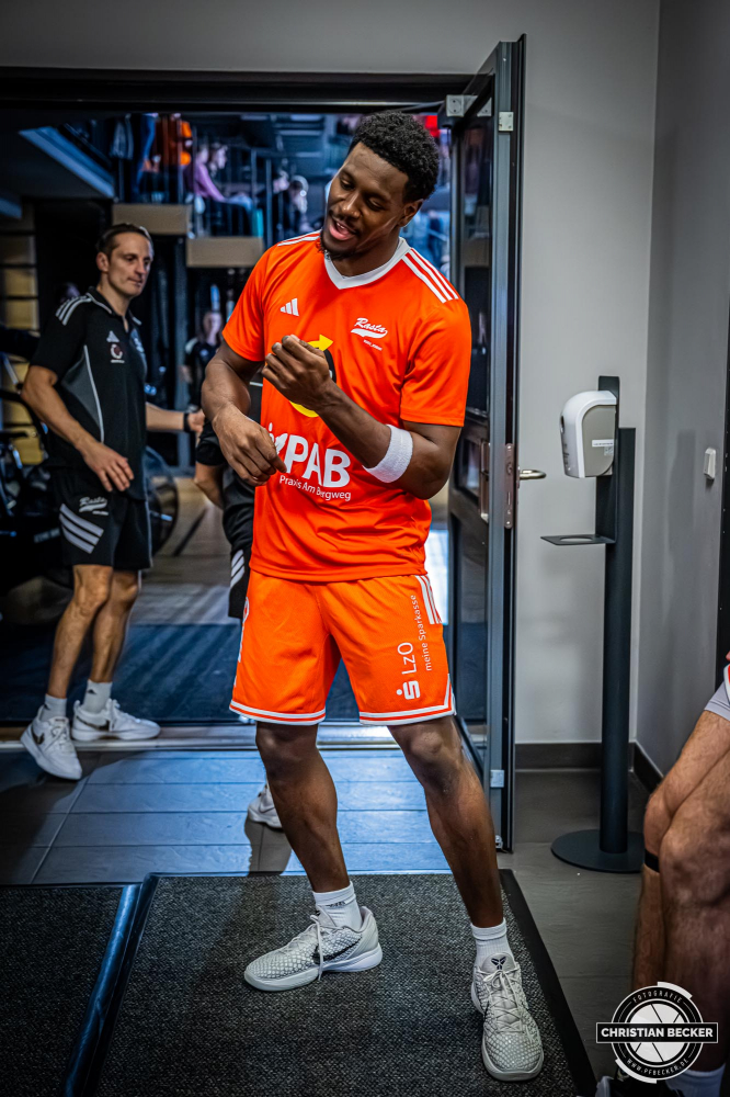 1. Basketball Bundesliga, easyCredit BBL, Saison 2025/2026, Herren, Hauptrunde, 5. Spieltag, 25.10.2025, RASTA Vechta - Telekom Baskets Bonn
TJ Bamba (#5 - RASTA Vechta) vor der Partie
Schlüsselwörter: 1. Bundesliga;25.10.2025;5. Spieltag;BBL;Basketball;Baskets;Bonn;Hauptrunde;Liga;RASTA;RASTA Dome;Saison 2025/2026;Telekom;Vechta;easycredit