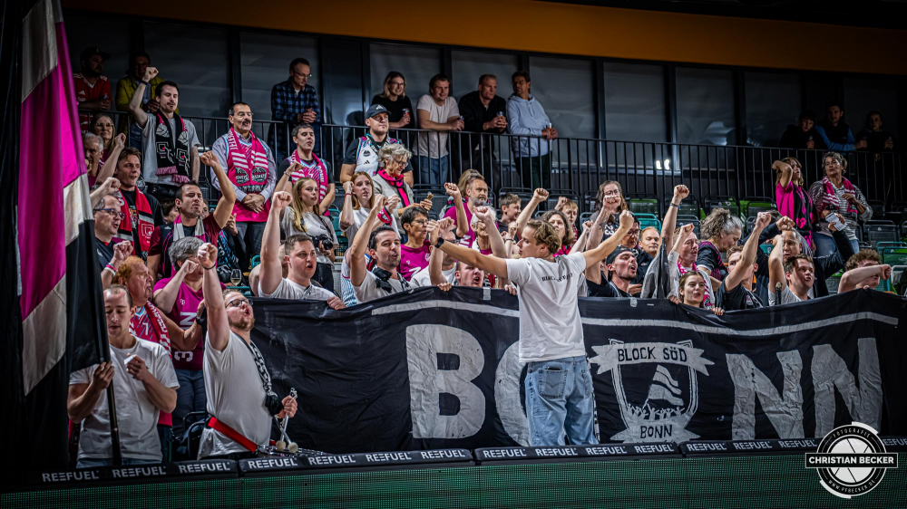 1. Basketball Bundesliga, easyCredit BBL, Saison 2025/2026, Herren, Hauptrunde, 5. Spieltag, 25.10.2025, RASTA Vechta - Telekom Baskets Bonn
Die Fans der Telekom Baskets Bonn vor der Partie
Schlüsselwörter: 1. Bundesliga;25.10.2025;5. Spieltag;BBL;Basketball;Baskets;Bonn;Hauptrunde;Liga;RASTA;RASTA Dome;Saison 2025/2026;Telekom;Vechta;easycredit