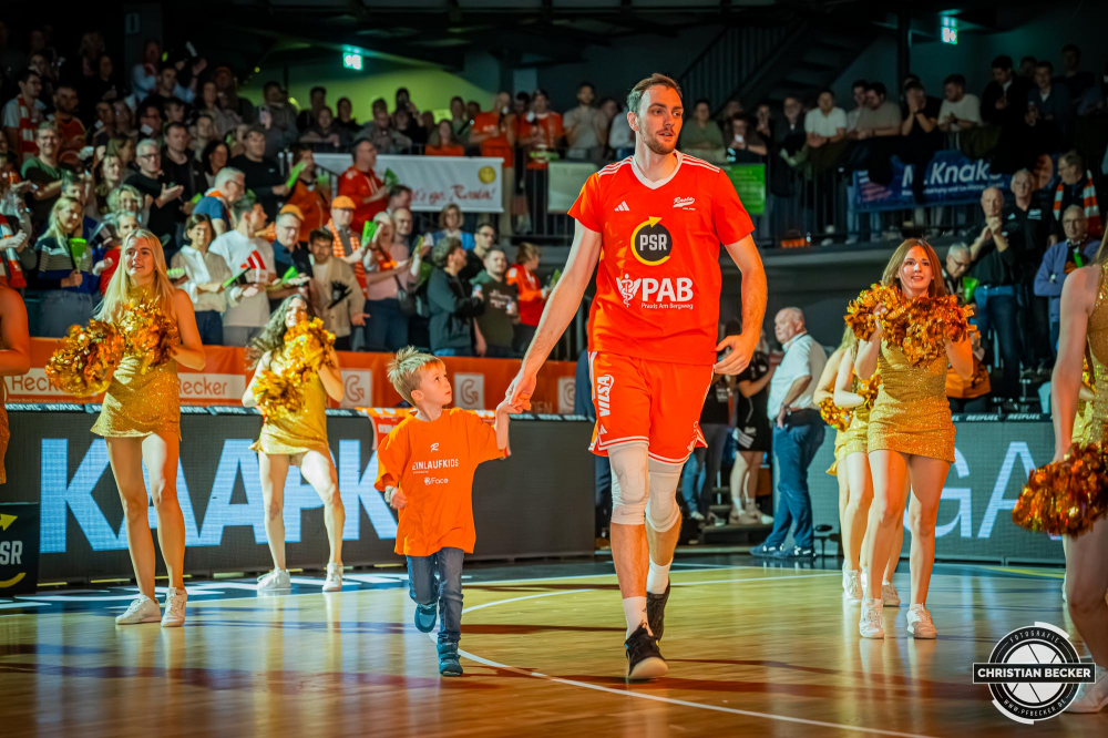 1. Basketball Bundesliga, easyCredit BBL, Saison 2025/2026, Herren, Hauptrunde, 5. Spieltag, 25.10.2025, RASTA Vechta - Telekom Baskets Bonn
Philipp Herkenhoff (#14 - RASTA Vechta) und die Einlaufkinder vor der Partie
Schlüsselwörter: 1. Bundesliga;25.10.2025;5. Spieltag;BBL;Basketball;Baskets;Bonn;Hauptrunde;Liga;RASTA;RASTA Dome;Saison 2025/2026;Telekom;Vechta;easycredit