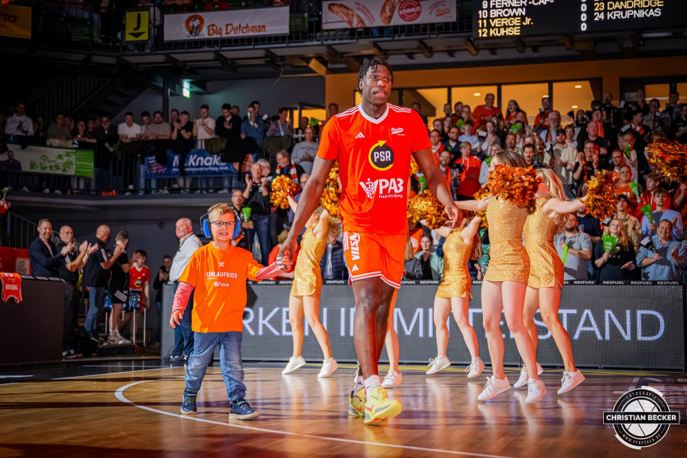 1. Basketball Bundesliga, easyCredit BBL, Saison 2025/2026, Herren, Hauptrunde, 5. Spieltag, 25.10.2025, RASTA Vechta - Telekom Baskets Bonn
Malcolm Dandridge (#23 - RASTA Vechta) und die Einlaufkinder vor der Partie
Schlüsselwörter: 1. Bundesliga;25.10.2025;5. Spieltag;BBL;Basketball;Baskets;Bonn;Hauptrunde;Liga;RASTA;RASTA Dome;Saison 2025/2026;Telekom;Vechta;easycredit