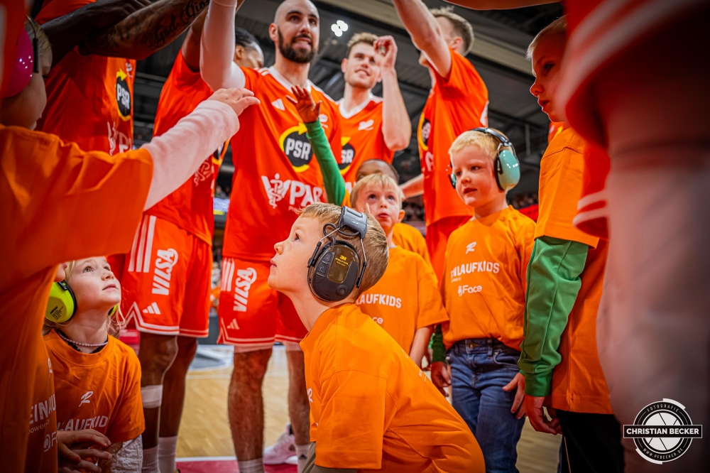 1. Basketball Bundesliga, easyCredit BBL, Saison 2025/2026, Herren, Hauptrunde, 5. Spieltag, 25.10.2025, RASTA Vechta - Telekom Baskets Bonn
Das Team von RASTA Vechta und die Einlaufkinder vor der Partie
Schlüsselwörter: 1. Bundesliga;25.10.2025;5. Spieltag;BBL;Basketball;Baskets;Bonn;Hauptrunde;Liga;RASTA;RASTA Dome;Saison 2025/2026;Telekom;Vechta;easycredit