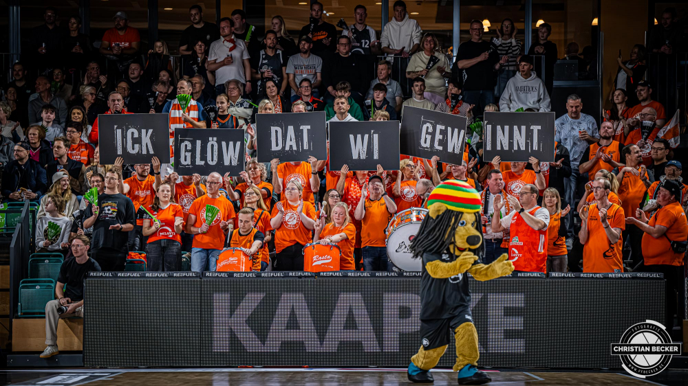 1. Basketball Bundesliga, easyCredit BBL, Saison 2025/2026, Herren, Hauptrunde, 5. Spieltag, 25.10.2025, RASTA Vechta - Telekom Baskets Bonn
Klettverschluss (Fanclub - RASTA Vechta) vor der Partie
Schlüsselwörter: 1. Bundesliga;25.10.2025;5. Spieltag;BBL;Basketball;Baskets;Bonn;Hauptrunde;Liga;RASTA;RASTA Dome;Saison 2025/2026;Telekom;Vechta;easycredit