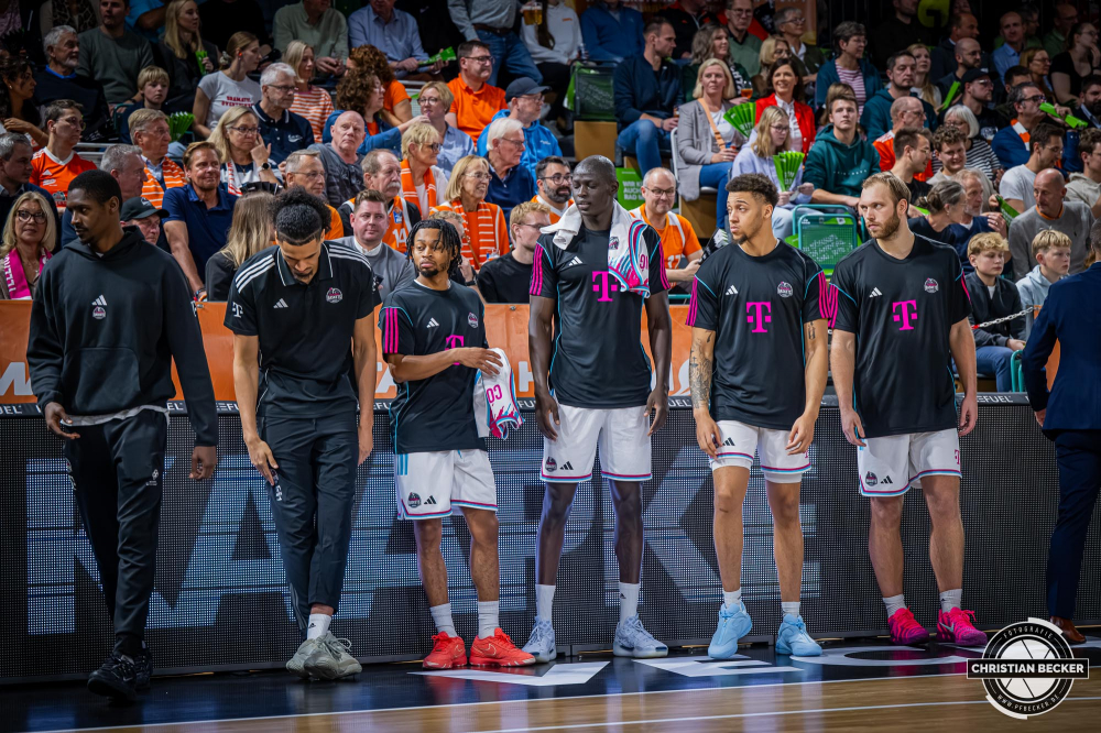 1. Basketball Bundesliga, easyCredit BBL, Saison 2025/2026, Herren, Hauptrunde, 5. Spieltag, 25.10.2025, RASTA Vechta - Telekom Baskets Bonn
Das Team der Telekom Baskets Bonn vor der Partie
Schlüsselwörter: 1. Bundesliga;25.10.2025;5. Spieltag;BBL;Basketball;Baskets;Bonn;Hauptrunde;Liga;RASTA;RASTA Dome;Saison 2025/2026;Telekom;Vechta;easycredit
