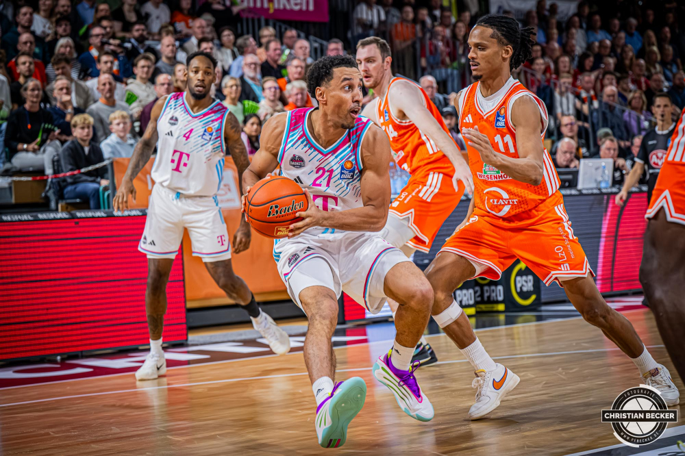 1. Basketball Bundesliga, easyCredit BBL, Saison 2025/2026, Herren, Hauptrunde, 5. Spieltag, 25.10.2025, RASTA Vechta - Telekom Baskets Bonn
Joel Aminu (#21 - Telekom Baskets Bonn) in Aktion
Schlüsselwörter: 1. Bundesliga;25.10.2025;5. Spieltag;BBL;Basketball;Baskets;Bonn;Hauptrunde;Liga;RASTA;RASTA Dome;Saison 2025/2026;Telekom;Vechta;easycredit