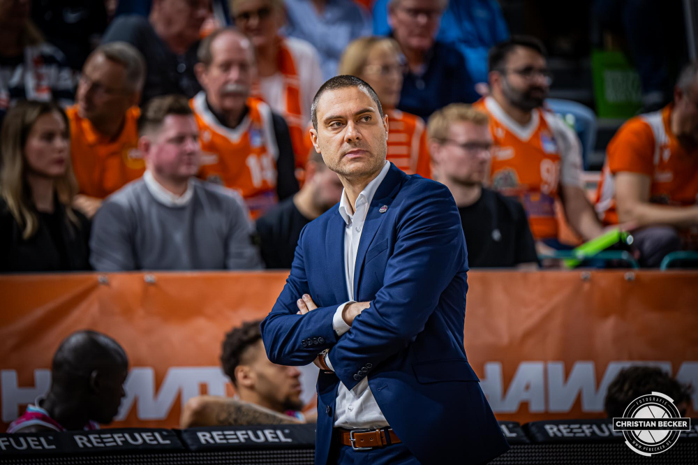 1. Basketball Bundesliga, easyCredit BBL, Saison 2025/2026, Herren, Hauptrunde, 5. Spieltag, 25.10.2025, RASTA Vechta - Telekom Baskets Bonn
Marko Stankovic (Head Coach - Telekom Baskets Bonn) w&auml;hrend der Partie
Schlüsselwörter: 1. Bundesliga;25.10.2025;5. Spieltag;BBL;Basketball;Baskets;Bonn;Hauptrunde;Liga;RASTA;RASTA Dome;Saison 2025/2026;Telekom;Vechta;easycredit