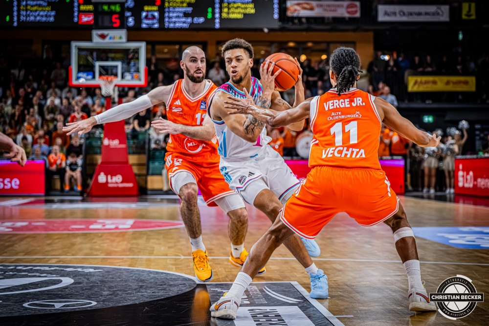 1. Basketball Bundesliga, easyCredit BBL, Saison 2025/2026, Herren, Hauptrunde, 5. Spieltag, 25.10.2025, RASTA Vechta - Telekom Baskets Bonn
Alijah Comithier (#2 - Telekom Baskets Bonn) in Aktion
Schlüsselwörter: 1. Bundesliga;25.10.2025;5. Spieltag;BBL;Basketball;Baskets;Bonn;Hauptrunde;Liga;RASTA;RASTA Dome;Saison 2025/2026;Telekom;Vechta;easycredit