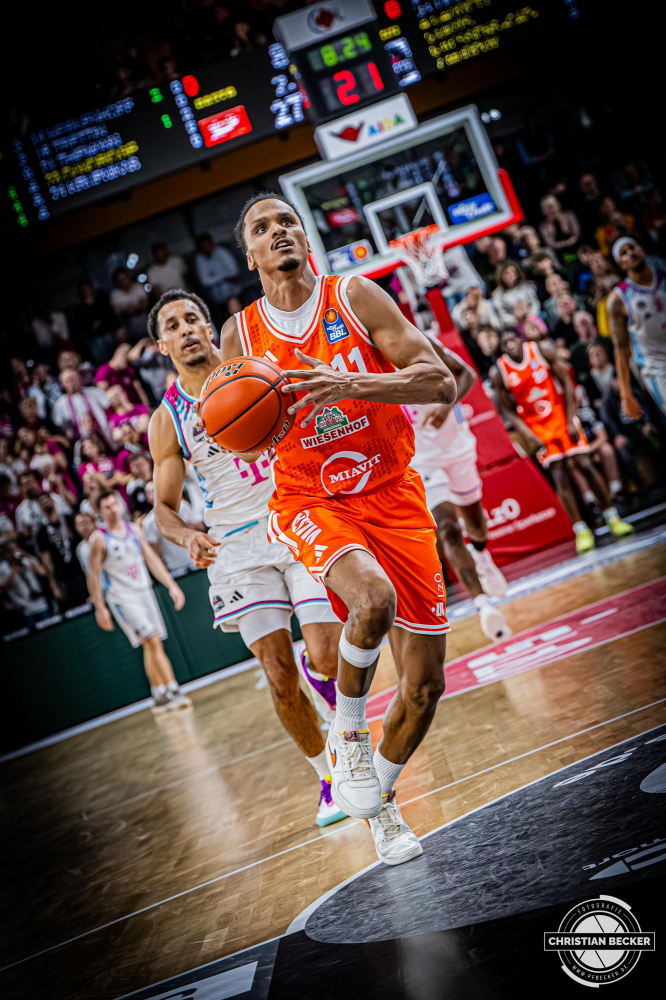 1. Basketball Bundesliga, easyCredit BBL, Saison 2025/2026, Herren, Hauptrunde, 5. Spieltag, 25.10.2025, RASTA Vechta - Telekom Baskets Bonn
Alonzo Verge (#11 - RASTA Vechta) in Aktion
Schlüsselwörter: 1. Bundesliga;25.10.2025;5. Spieltag;BBL;Basketball;Baskets;Bonn;Hauptrunde;Liga;RASTA;RASTA Dome;Saison 2025/2026;Telekom;Vechta;easycredit