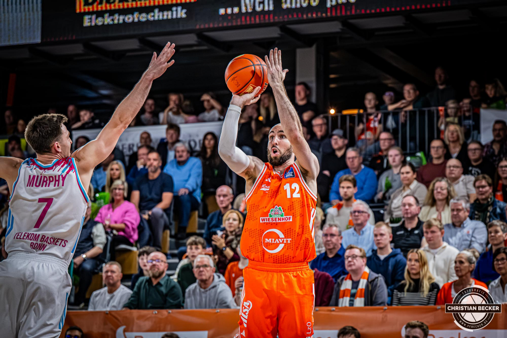 1. Basketball Bundesliga, easyCredit BBL, Saison 2025/2026, Herren, Hauptrunde, 5. Spieltag, 25.10.2025, RASTA Vechta - Telekom Baskets Bonn
Tommy Kuhse (#12 - RASTA Vechta) beim Jumpshot
Schlüsselwörter: 1. Bundesliga;25.10.2025;5. Spieltag;BBL;Basketball;Baskets;Bonn;Hauptrunde;Liga;RASTA;RASTA Dome;Saison 2025/2026;Telekom;Vechta;easycredit