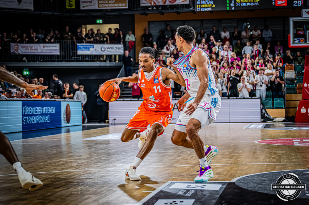 1. Basketball Bundesliga, easyCredit BBL, Saison 2025/2026, Herren, Hauptrunde, 5. Spieltag, 25.10.2025, RASTA Vechta - Telekom Baskets Bonn
Alonzo Verge (#11 - RASTA Vechta) in Aktion
Schlüsselwörter: 1. Bundesliga;25.10.2025;5. Spieltag;BBL;Basketball;Baskets;Bonn;Hauptrunde;Liga;RASTA;RASTA Dome;Saison 2025/2026;Telekom;Vechta;easycredit