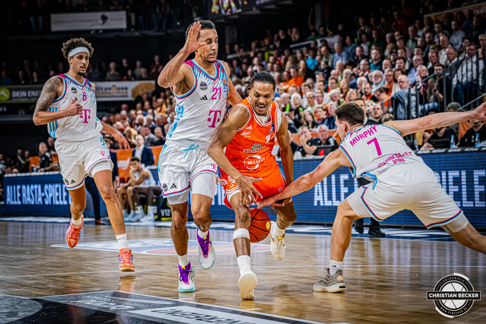 1. Basketball Bundesliga, easyCredit BBL, Saison 2025/2026, Herren, Hauptrunde, 5. Spieltag, 25.10.2025, RASTA Vechta - Telekom Baskets Bonn
Alonzo Verge (#11 - RASTA Vechta) in Aktion
Schlüsselwörter: 1. Bundesliga;25.10.2025;5. Spieltag;BBL;Basketball;Baskets;Bonn;Hauptrunde;Liga;RASTA;RASTA Dome;Saison 2025/2026;Telekom;Vechta;easycredit