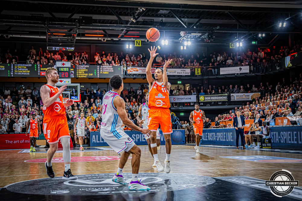 1. Basketball Bundesliga, easyCredit BBL, Saison 2025/2026, Herren, Hauptrunde, 5. Spieltag, 25.10.2025, RASTA Vechta - Telekom Baskets Bonn
Alonzo Verge (#11 - RASTA Vechta) in Aktion
Schlüsselwörter: 1. Bundesliga;25.10.2025;5. Spieltag;BBL;Basketball;Baskets;Bonn;Hauptrunde;Liga;RASTA;RASTA Dome;Saison 2025/2026;Telekom;Vechta;easycredit