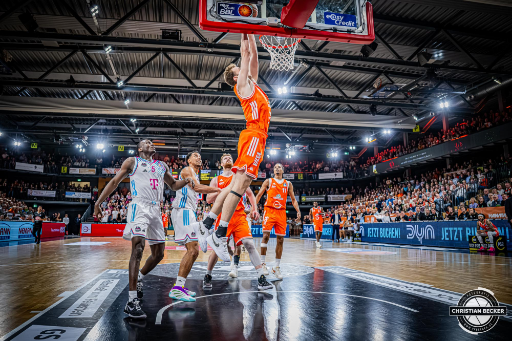 1. Basketball Bundesliga, easyCredit BBL, Saison 2025/2026, Herren, Hauptrunde, 5. Spieltag, 25.10.2025, RASTA Vechta - Telekom Baskets Bonn
Linus Trettin (#15 - RASTA Vechta) beim Dunk
Schlüsselwörter: 1. Bundesliga;25.10.2025;5. Spieltag;BBL;Basketball;Baskets;Bonn;Hauptrunde;Liga;RASTA;RASTA Dome;Saison 2025/2026;Telekom;Vechta;easycredit