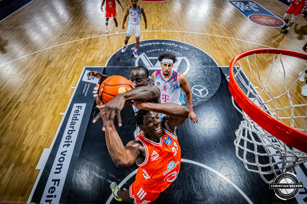 1. Basketball Bundesliga, easyCredit BBL, Saison 2025/2026, Herren, Hauptrunde, 5. Spieltag, 25.10.2025, RASTA Vechta - Telekom Baskets Bonn
Malcolm Dandridge (#23 - RASTA Vechta) beim Korbleger geblockt von Kur Jongkuch (#15 - Telekom Baskets Bonn)
Schlüsselwörter: 1. Bundesliga;25.10.2025;5. Spieltag;BBL;Basketball;Baskets;Bonn;Hauptrunde;Liga;RASTA;RASTA Dome;Saison 2025/2026;Telekom;Vechta;easycredit