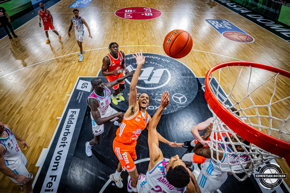 1. Basketball Bundesliga, easyCredit BBL, Saison 2025/2026, Herren, Hauptrunde, 5. Spieltag, 25.10.2025, RASTA Vechta - Telekom Baskets Bonn
Alonzo Verge (#11 - RASTA Vechta) beim Korbleger
Schlüsselwörter: 1. Bundesliga;25.10.2025;5. Spieltag;BBL;Basketball;Baskets;Bonn;Hauptrunde;Liga;RASTA;RASTA Dome;Saison 2025/2026;Telekom;Vechta;easycredit