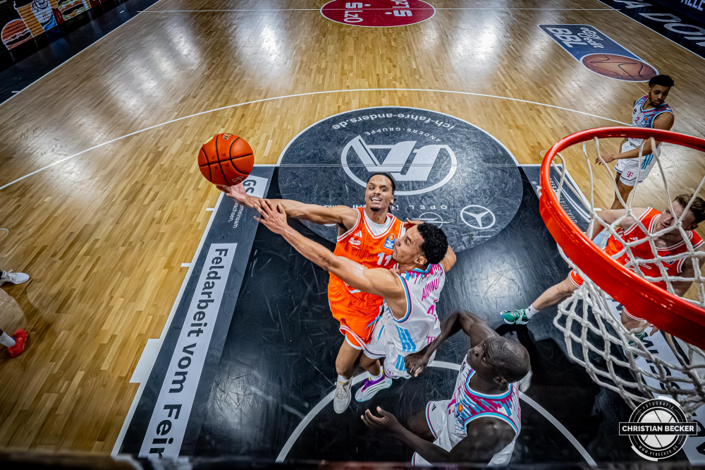 1. Basketball Bundesliga, easyCredit BBL, Saison 2025/2026, Herren, Hauptrunde, 5. Spieltag, 25.10.2025, RASTA Vechta - Telekom Baskets Bonn
Alonzo Verge (#11 - RASTA Vechta) beim Korbleger
Schlüsselwörter: 1. Bundesliga;25.10.2025;5. Spieltag;BBL;Basketball;Baskets;Bonn;Hauptrunde;Liga;RASTA;RASTA Dome;Saison 2025/2026;Telekom;Vechta;easycredit