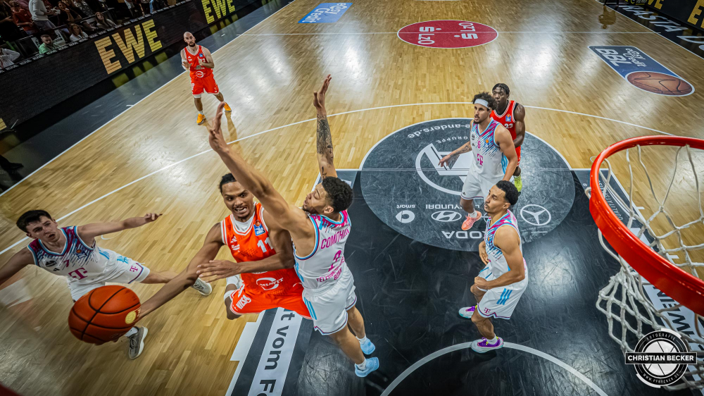 1. Basketball Bundesliga, easyCredit BBL, Saison 2025/2026, Herren, Hauptrunde, 5. Spieltag, 25.10.2025, RASTA Vechta - Telekom Baskets Bonn
Alonzo Verge (#11 - RASTA Vechta) beim Korbleger
Schlüsselwörter: 1. Bundesliga;25.10.2025;5. Spieltag;BBL;Basketball;Baskets;Bonn;Hauptrunde;Liga;RASTA;RASTA Dome;Saison 2025/2026;Telekom;Vechta;easycredit