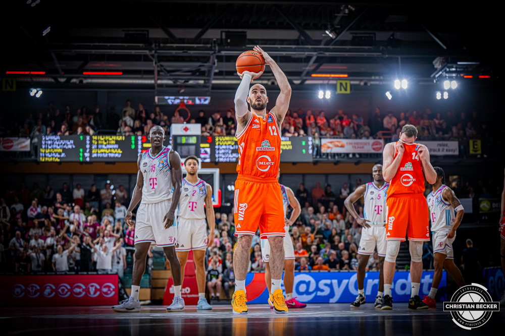 1. Basketball Bundesliga, easyCredit BBL, Saison 2025/2026, Herren, Hauptrunde, 5. Spieltag, 25.10.2025, RASTA Vechta - Telekom Baskets Bonn
Tommy Kuhse (#12 - RASTA Vechta) in Aktion
Schlüsselwörter: 1. Bundesliga;25.10.2025;5. Spieltag;BBL;Basketball;Baskets;Bonn;Hauptrunde;Liga;RASTA;RASTA Dome;Saison 2025/2026;Telekom;Vechta;easycredit