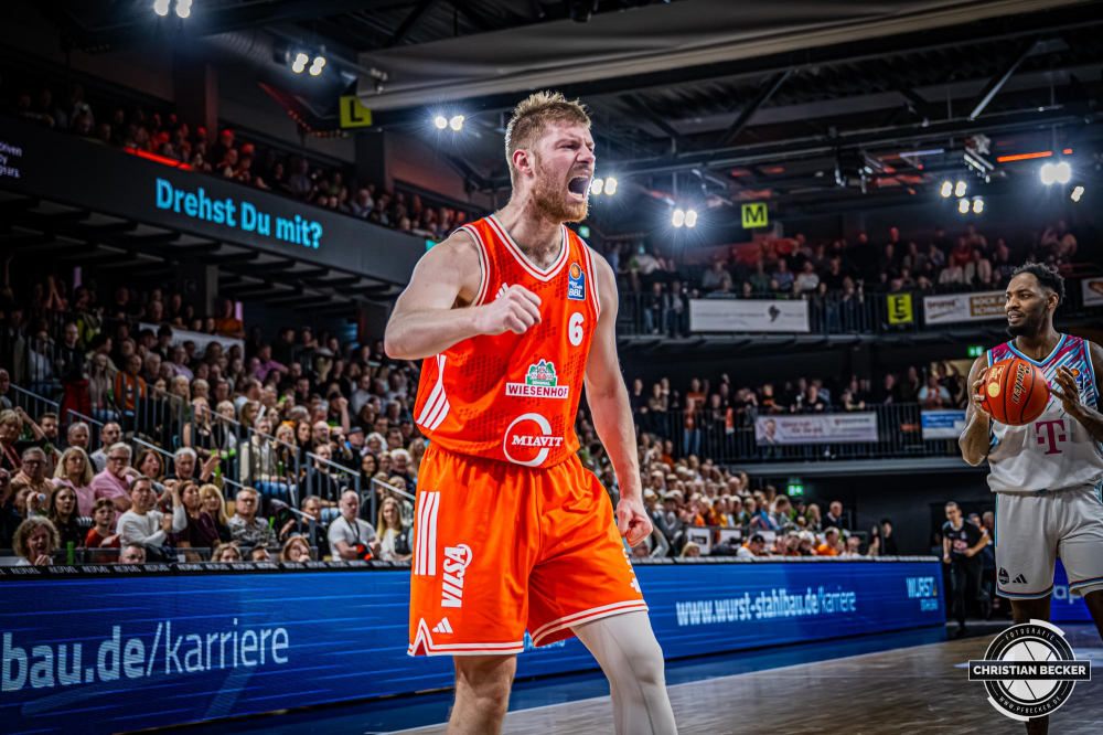 1. Basketball Bundesliga, easyCredit BBL, Saison 2025/2026, Herren, Hauptrunde, 5. Spieltag, 25.10.2025, RASTA Vechta - Telekom Baskets Bonn
Luc van Slooten (#6 - RASTA Vechta) zeigt Emotionen w&auml;hrend der Partie
Schlüsselwörter: 1. Bundesliga;25.10.2025;5. Spieltag;BBL;Basketball;Baskets;Bonn;Hauptrunde;Liga;RASTA;RASTA Dome;Saison 2025/2026;Telekom;Vechta;easycredit