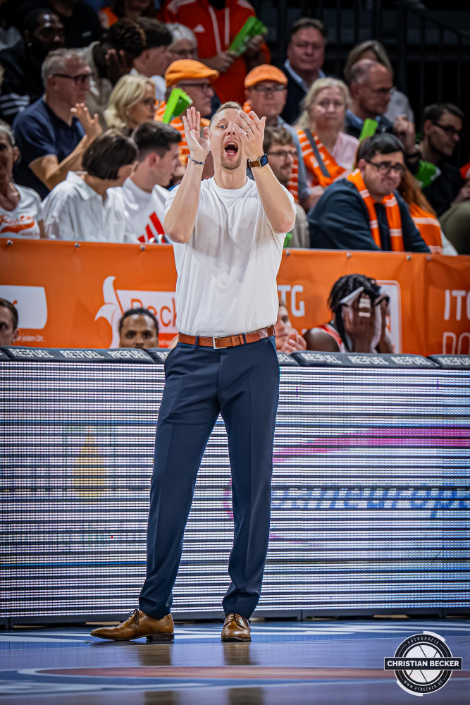 1. Basketball Bundesliga, easyCredit BBL, Saison 2025/2026, Herren, Hauptrunde, 5. Spieltag, 25.10.2025, RASTA Vechta - Telekom Baskets Bonn
Christian Held (Head-Coach - RASTA Vechta) w&auml;hrend der Partie
Schlüsselwörter: 1. Bundesliga;25.10.2025;5. Spieltag;BBL;Basketball;Baskets;Bonn;Hauptrunde;Liga;RASTA;RASTA Dome;Saison 2025/2026;Telekom;Vechta;easycredit