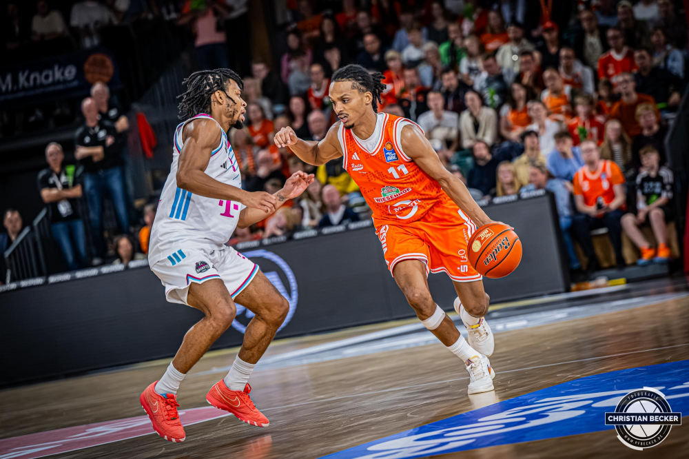 1. Basketball Bundesliga, easyCredit BBL, Saison 2025/2026, Herren, Hauptrunde, 5. Spieltag, 25.10.2025, RASTA Vechta - Telekom Baskets Bonn
Alonzo Verge (#11 - RASTA Vechta) in Aktion
Schlüsselwörter: 1. Bundesliga;25.10.2025;5. Spieltag;BBL;Basketball;Baskets;Bonn;Hauptrunde;Liga;RASTA;RASTA Dome;Saison 2025/2026;Telekom;Vechta;easycredit