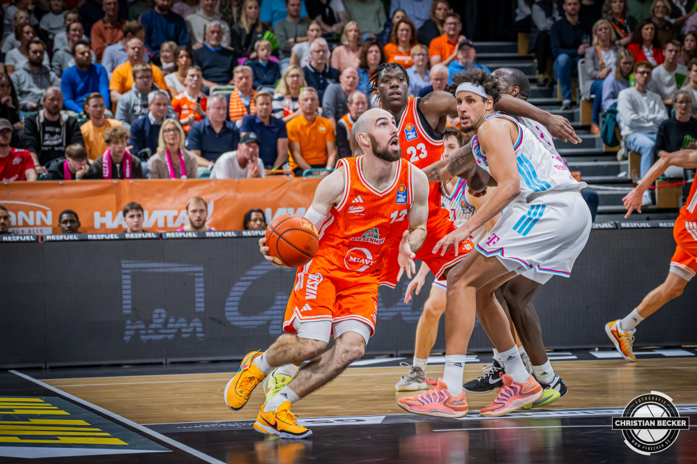 1. Basketball Bundesliga, easyCredit BBL, Saison 2025/2026, Herren, Hauptrunde, 5. Spieltag, 25.10.2025, RASTA Vechta - Telekom Baskets Bonn
Tommy Kuhse (#12 - RASTA Vechta) in Aktion
Schlüsselwörter: 1. Bundesliga;25.10.2025;5. Spieltag;BBL;Basketball;Baskets;Bonn;Hauptrunde;Liga;RASTA;RASTA Dome;Saison 2025/2026;Telekom;Vechta;easycredit