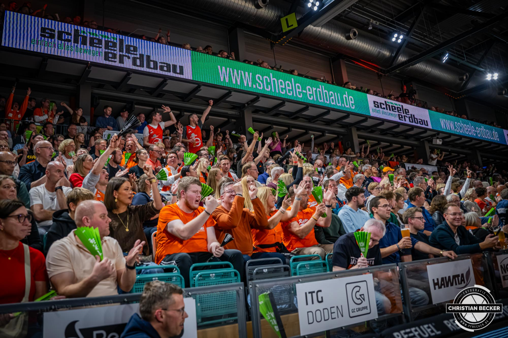 1. Basketball Bundesliga, easyCredit BBL, Saison 2025/2026, Herren, Hauptrunde, 5. Spieltag, 25.10.2025, RASTA Vechta - Telekom Baskets Bonn
Die Fans von RASTA Vechta w&auml;hrend der Partie w&auml;hrend der Partie
Schlüsselwörter: 1. Bundesliga;25.10.2025;5. Spieltag;BBL;Basketball;Baskets;Bonn;Hauptrunde;Liga;RASTA;RASTA Dome;Saison 2025/2026;Telekom;Vechta;easycredit