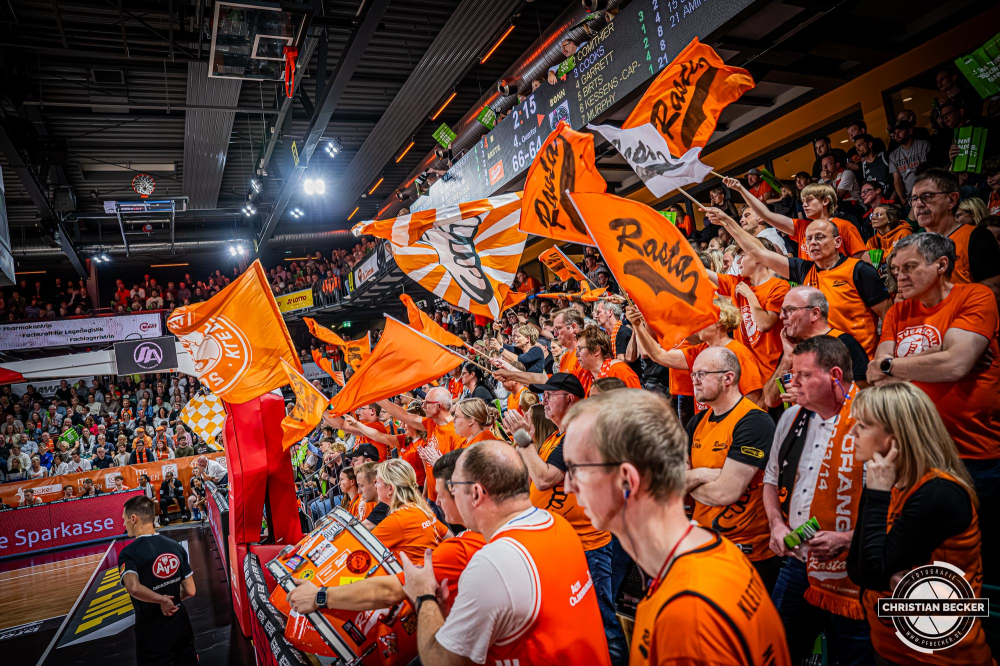 1. Basketball Bundesliga, easyCredit BBL, Saison 2025/2026, Herren, Hauptrunde, 5. Spieltag, 25.10.2025, RASTA Vechta - Telekom Baskets Bonn
Klettverschluss (Fanclub - RASTA Vechta) w&auml;hrend der Partie
Schlüsselwörter: 1. Bundesliga;25.10.2025;5. Spieltag;BBL;Basketball;Baskets;Bonn;Hauptrunde;Liga;RASTA;RASTA Dome;Saison 2025/2026;Telekom;Vechta;easycredit