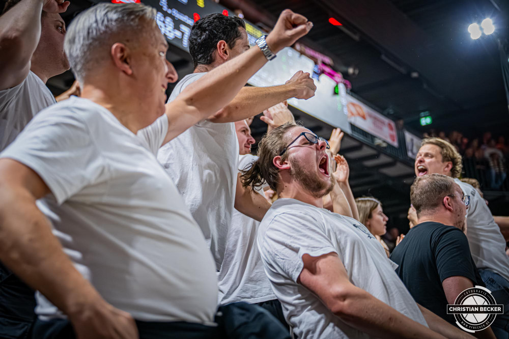 1. Basketball Bundesliga, easyCredit BBL, Saison 2025/2026, Herren, Hauptrunde, 5. Spieltag, 25.10.2025, RASTA Vechta - Telekom Baskets Bonn
Die Fans der Telekom Baskets Bonn w&auml;hrend der Partie
Schlüsselwörter: 1. Bundesliga;25.10.2025;5. Spieltag;BBL;Basketball;Baskets;Bonn;Hauptrunde;Liga;RASTA;RASTA Dome;Saison 2025/2026;Telekom;Vechta;easycredit