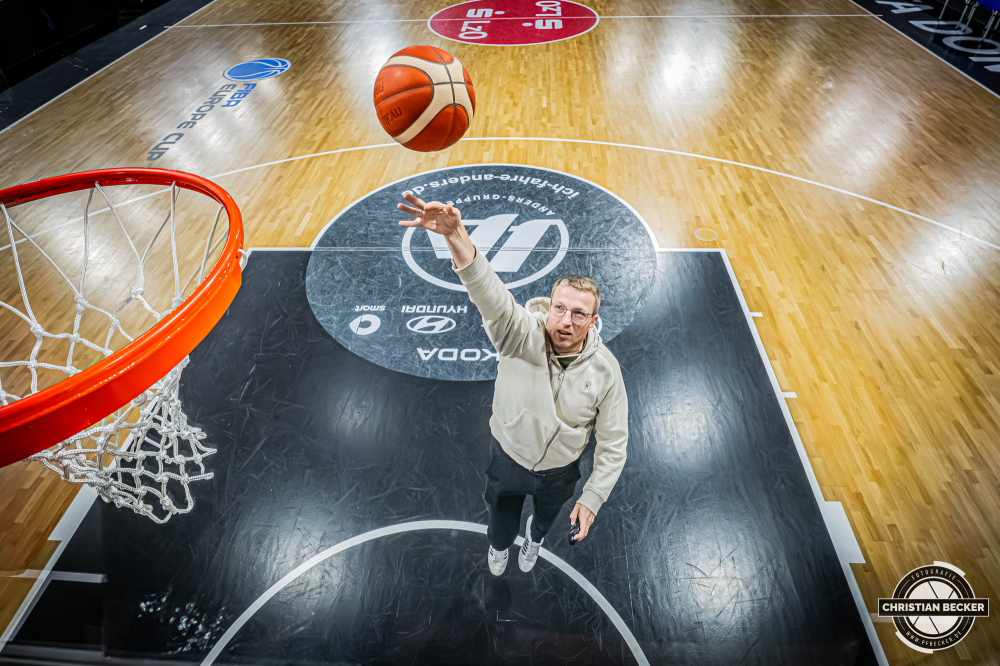 Basketball FIBA Europe Cup, Saison 2025/2026, Herren, Hauptrunde, Gruppenphase, 4. Spieltag, 05.11.2025, RASTA Vechta - CS Valcea 1924
Christian Becker (Teamfotograf - RASTA Vechta) vor der Partie
Schlüsselwörter: 05.11.2025;1924;4. Spieltag;Basketball;CS;Cup;Europe;FEC;FIBA;Gruppenphase;Hauptrunde;International;Liga;RASTA;RASTA Dome;Saison 2025/2026;Valcea;Vechta