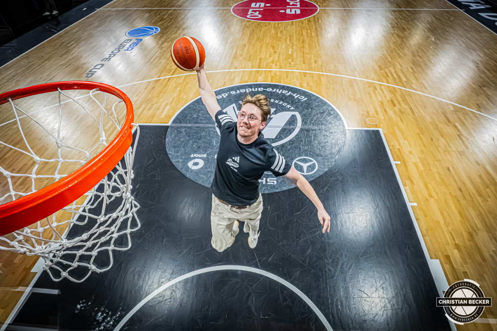 Basketball FIBA Europe Cup, Saison 2025/2026, Herren, Hauptrunde, Gruppenphase, 4. Spieltag, 05.11.2025, RASTA Vechta - CS Valcea 1924
Frederik Kreyenborg (Digital Content Manager - RASTA Vechta) vor der Partie
Schlüsselwörter: 05.11.2025;1924;4. Spieltag;Basketball;CS;Cup;Europe;FEC;FIBA;Gruppenphase;Hauptrunde;International;Liga;RASTA;RASTA Dome;Saison 2025/2026;Valcea;Vechta