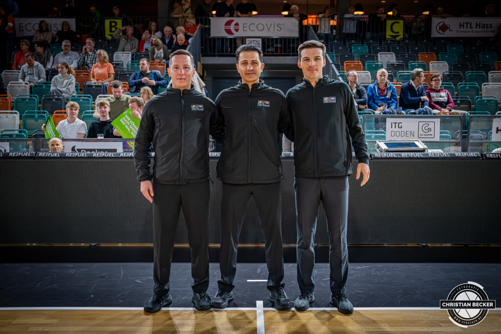 Basketball FIBA Europe Cup, Saison 2025/2026, Herren, Hauptrunde, Gruppenphase, 4. Spieltag, 05.11.2025, RASTA Vechta - CS Valcea 1924
Die Schiedsrichter vor der Partie
Schlüsselwörter: 05.11.2025;1924;4. Spieltag;Basketball;CS;Cup;Europe;FEC;FIBA;Gruppenphase;Hauptrunde;International;Liga;RASTA;RASTA Dome;Saison 2025/2026;Valcea;Vechta