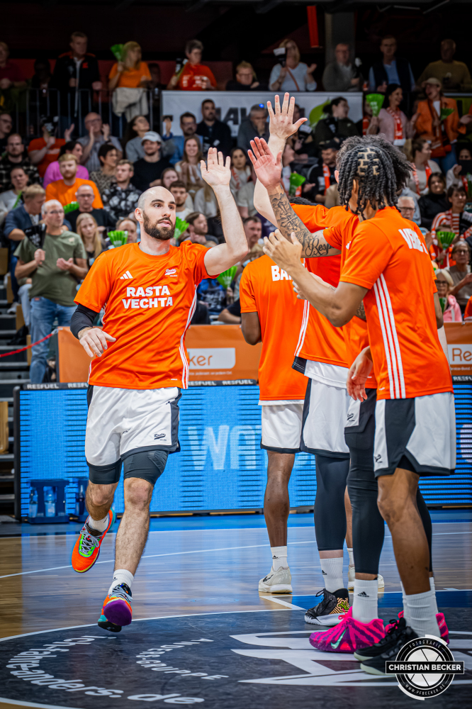 Basketball FIBA Europe Cup, Saison 2025/2026, Herren, Hauptrunde, Gruppenphase, 4. Spieltag, 05.11.2025, RASTA Vechta - CS Valcea 1924
Tommy Kuhse (#12 - RASTA Vechta) vor der Partie
Schlüsselwörter: 05.11.2025;1924;4. Spieltag;Basketball;CS;Cup;Europe;FEC;FIBA;Gruppenphase;Hauptrunde;International;Liga;RASTA;RASTA Dome;Saison 2025/2026;Valcea;Vechta