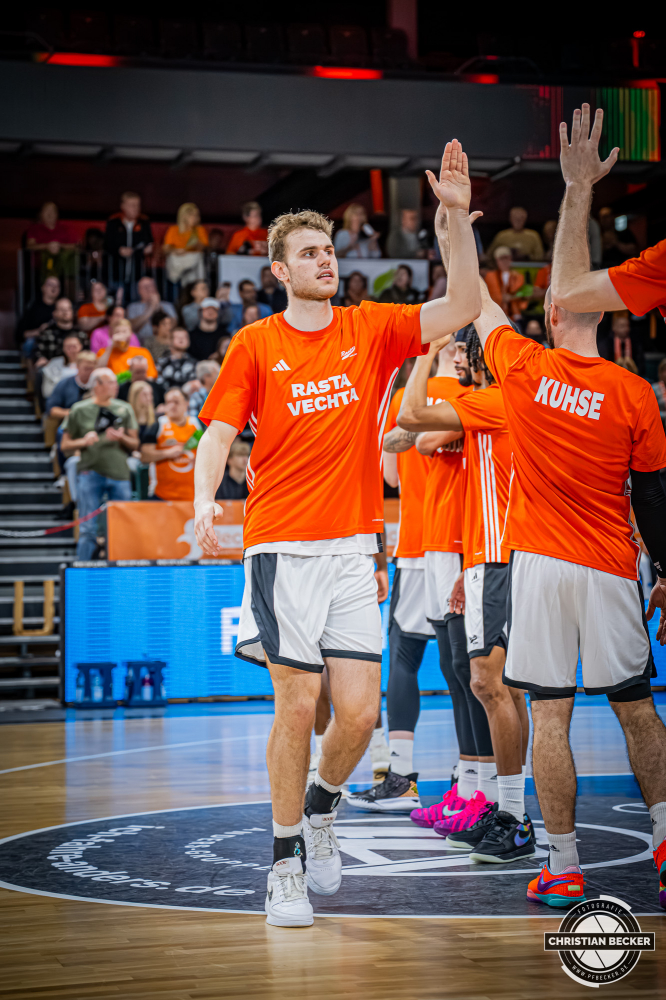 Basketball FIBA Europe Cup, Saison 2025/2026, Herren, Hauptrunde, Gruppenphase, 4. Spieltag, 05.11.2025, RASTA Vechta - CS Valcea 1924
Linus Trettin (#15 - RASTA Vechta) vor der Partie
Schlüsselwörter: 05.11.2025;1924;4. Spieltag;Basketball;CS;Cup;Europe;FEC;FIBA;Gruppenphase;Hauptrunde;International;Liga;RASTA;RASTA Dome;Saison 2025/2026;Valcea;Vechta