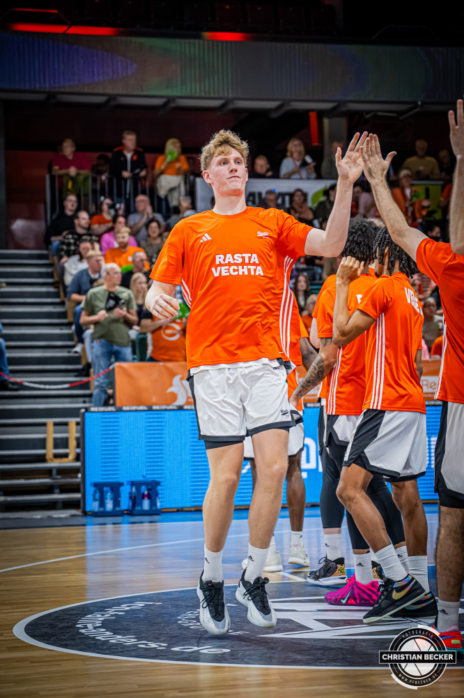 Basketball FIBA Europe Cup, Saison 2025/2026, Herren, Hauptrunde, Gruppenphase, 4. Spieltag, 05.11.2025, RASTA Vechta - CS Valcea 1924
Fynn Lastring (#16 - RASTA Vechta) vor der Partie
Schlüsselwörter: 05.11.2025;1924;4. Spieltag;Basketball;CS;Cup;Europe;FEC;FIBA;Gruppenphase;Hauptrunde;International;Liga;RASTA;RASTA Dome;Saison 2025/2026;Valcea;Vechta