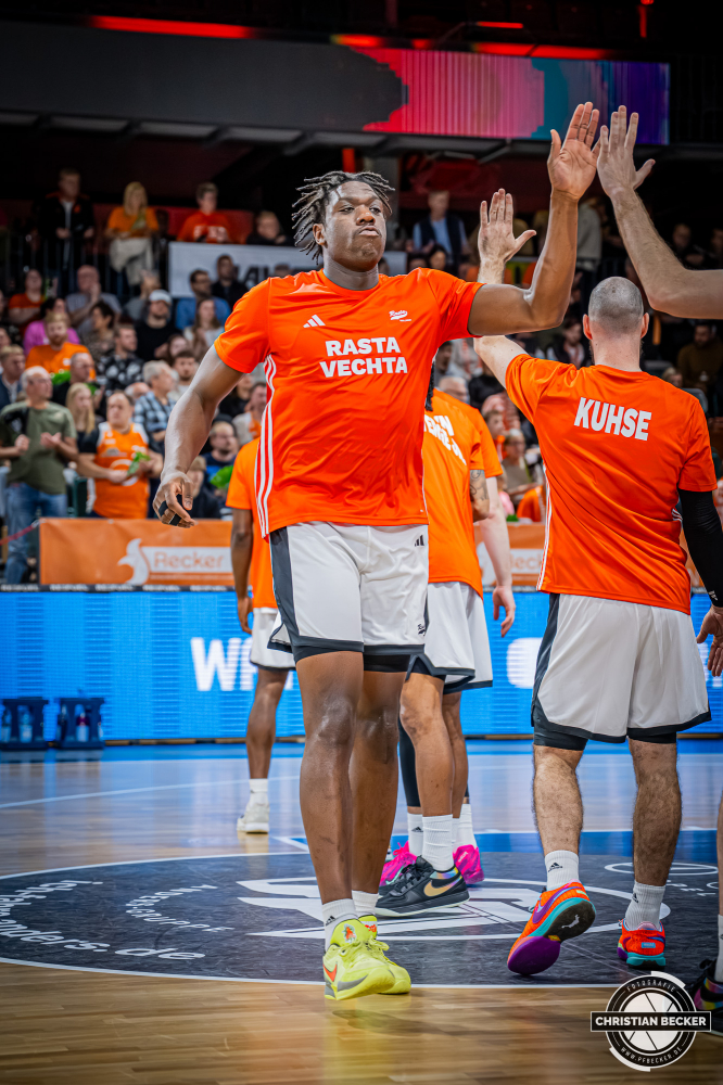 Basketball FIBA Europe Cup, Saison 2025/2026, Herren, Hauptrunde, Gruppenphase, 4. Spieltag, 05.11.2025, RASTA Vechta - CS Valcea 1924
Malcolm Dandridge (#23 - RASTA Vechta) vor der Partie
Schlüsselwörter: 05.11.2025;1924;4. Spieltag;Basketball;CS;Cup;Europe;FEC;FIBA;Gruppenphase;Hauptrunde;International;Liga;RASTA;RASTA Dome;Saison 2025/2026;Valcea;Vechta