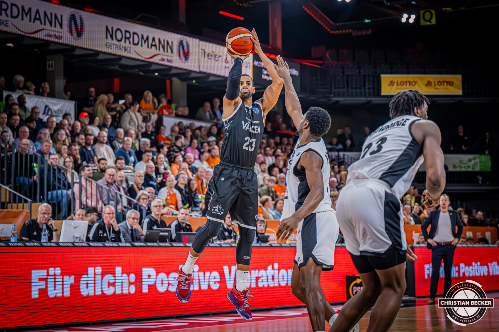 Basketball FIBA Europe Cup, Saison 2025/2026, Herren, Hauptrunde, Gruppenphase, 4. Spieltag, 05.11.2025, RASTA Vechta - CS Valcea 1924
Clavell Lopez (#23 - CS Valcea 1924) beim Jumpshot
Schlüsselwörter: 05.11.2025;1924;4. Spieltag;Basketball;CS;Cup;Europe;FEC;FIBA;Gruppenphase;Hauptrunde;International;Liga;RASTA;RASTA Dome;Saison 2025/2026;Valcea;Vechta