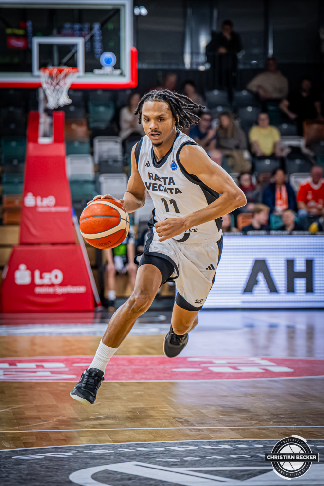 Basketball FIBA Europe Cup, Saison 2025/2026, Herren, Hauptrunde, Gruppenphase, 4. Spieltag, 05.11.2025, RASTA Vechta - CS Valcea 1924
Alonzo Verge (#11 - RASTA Vechta) in Aktion
Schlüsselwörter: 05.11.2025;1924;4. Spieltag;Basketball;CS;Cup;Europe;FEC;FIBA;Gruppenphase;Hauptrunde;International;Liga;RASTA;RASTA Dome;Saison 2025/2026;Valcea;Vechta