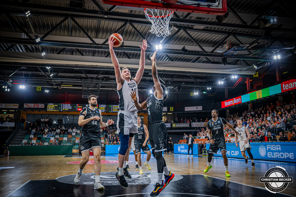 Basketball FIBA Europe Cup, Saison 2025/2026, Herren, Hauptrunde, Gruppenphase, 4. Spieltag, 05.11.2025, RASTA Vechta - CS Valcea 1924
Philipp Herkenhoff (#14 - RASTA Vechta) beim Korbleger
Schlüsselwörter: 05.11.2025;1924;4. Spieltag;Basketball;CS;Cup;Europe;FEC;FIBA;Gruppenphase;Hauptrunde;International;Liga;RASTA;RASTA Dome;Saison 2025/2026;Valcea;Vechta