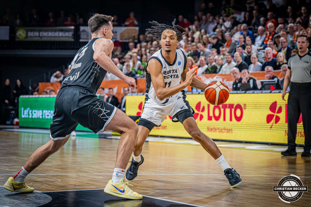 Basketball FIBA Europe Cup, Saison 2025/2026, Herren, Hauptrunde, Gruppenphase, 4. Spieltag, 05.11.2025, RASTA Vechta - CS Valcea 1924
Alonzo Verge (#11 - RASTA Vechta) in Aktion
Schlüsselwörter: 05.11.2025;1924;4. Spieltag;Basketball;CS;Cup;Europe;FEC;FIBA;Gruppenphase;Hauptrunde;International;Liga;RASTA;RASTA Dome;Saison 2025/2026;Valcea;Vechta