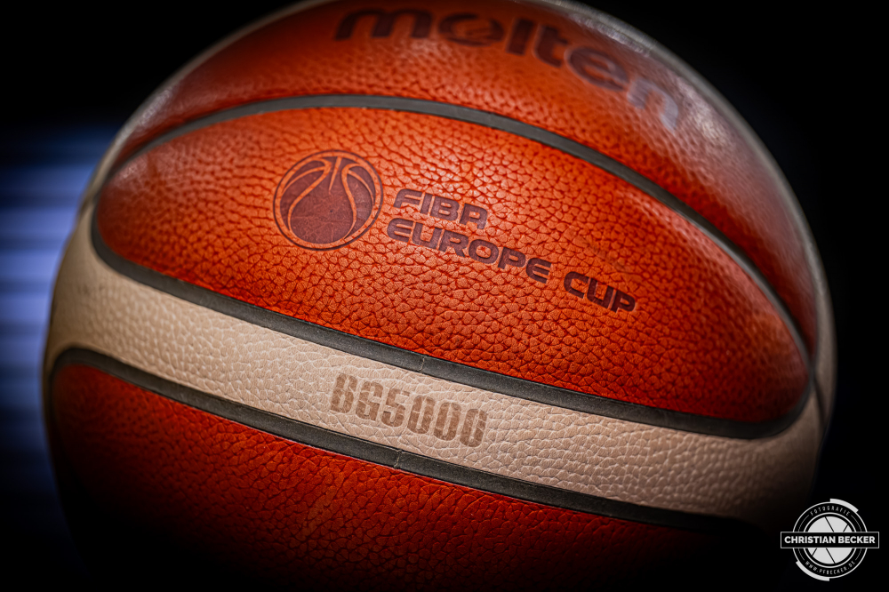 Basketball FIBA Europe Cup, Saison 2025/2026, Herren, Hauptrunde, Gruppenphase, 4. Spieltag, 05.11.2025, RASTA Vechta - CS Valcea 1924
Der Spielball des FIBA europe Cup
Schlüsselwörter: 05.11.2025;1924;4. Spieltag;Basketball;CS;Cup;Europe;FEC;FIBA;Gruppenphase;Hauptrunde;International;Liga;RASTA;RASTA Dome;Saison 2025/2026;Valcea;Vechta
