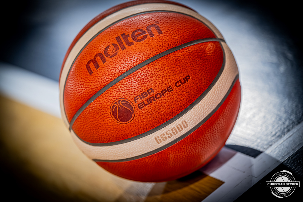 Basketball FIBA Europe Cup, Saison 2025/2026, Herren, Hauptrunde, Gruppenphase, 4. Spieltag, 05.11.2025, RASTA Vechta - CS Valcea 1924
Der Spielball des FIBA europe Cup
Schlüsselwörter: 05.11.2025;1924;4. Spieltag;Basketball;CS;Cup;Europe;FEC;FIBA;Gruppenphase;Hauptrunde;International;Liga;RASTA;RASTA Dome;Saison 2025/2026;Valcea;Vechta